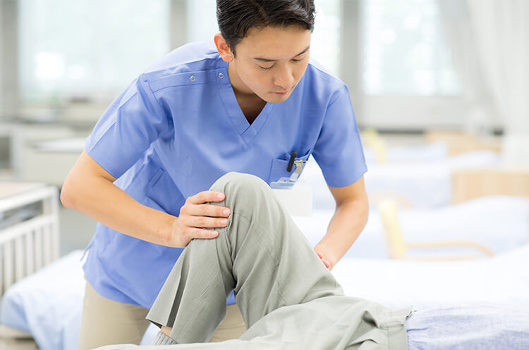 理学療法士が患者様をサポートする様子